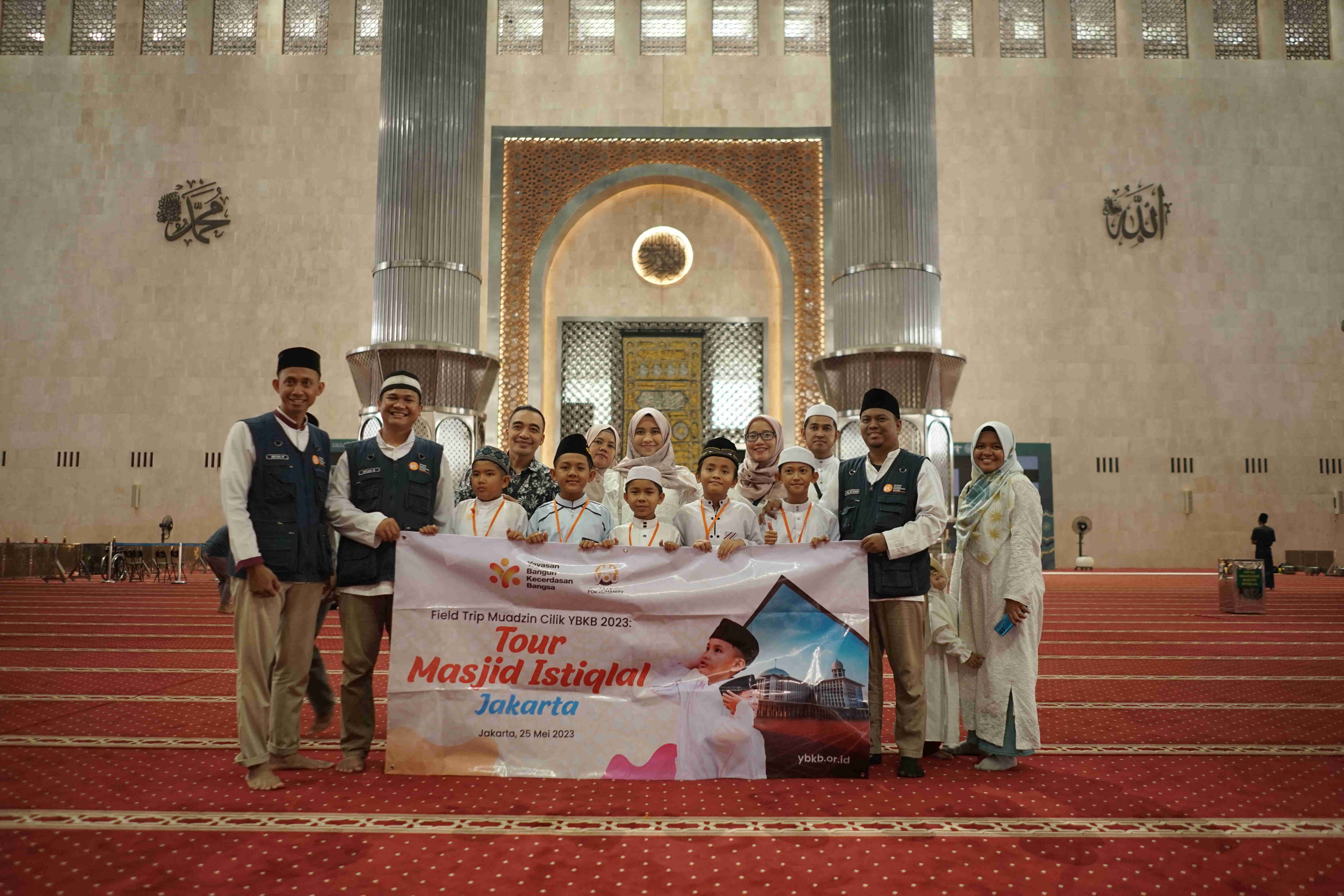 5 orang finalis Lomba Muadzin Cilik YBKB beserta seluruh panitia di Masijd Istiqlal